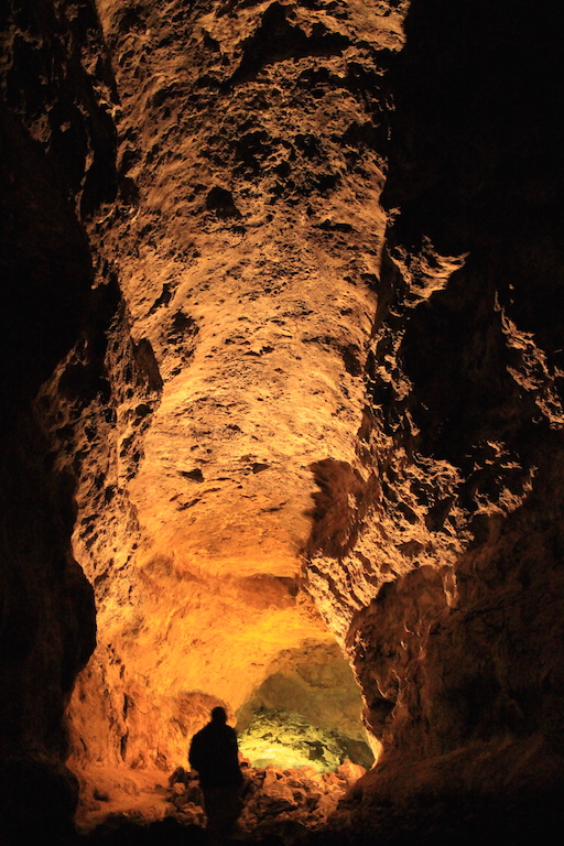 Cueva de los Verdes內部，顯得人類的渺小