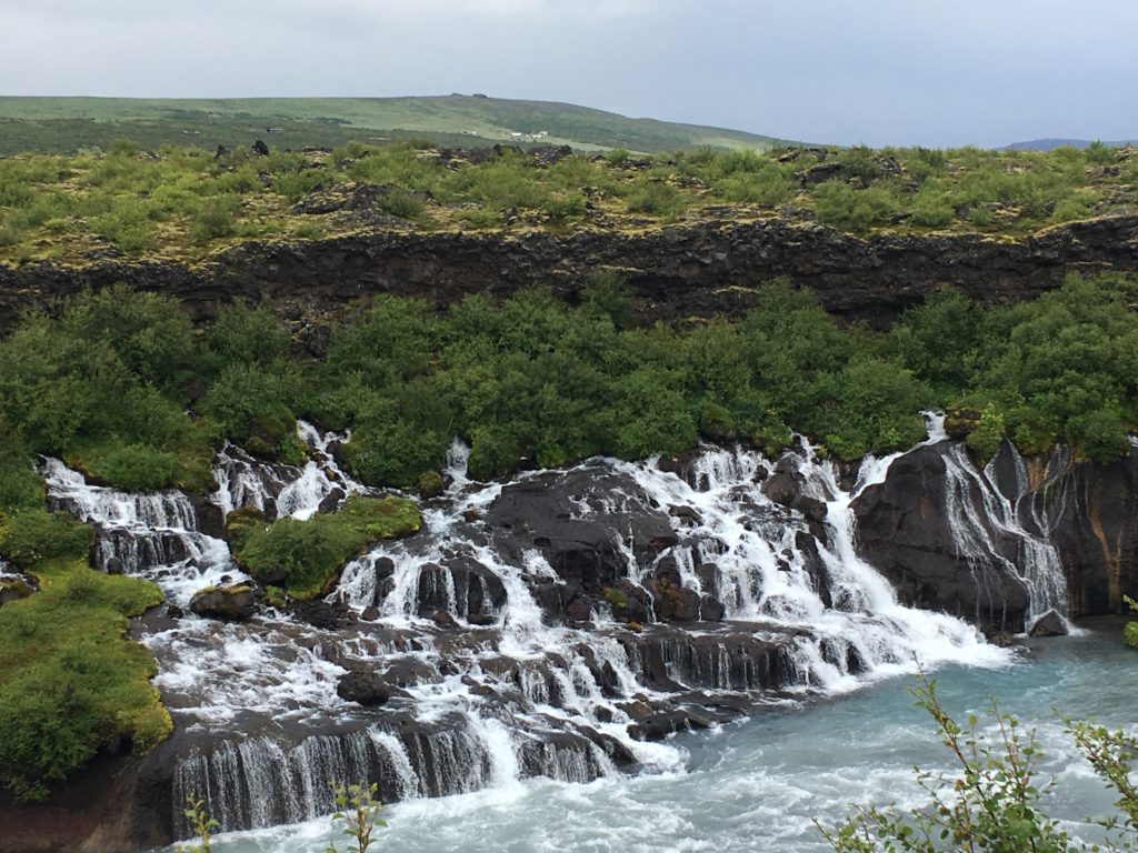 帶爸媽自駕環冰島攻略：Hraunfossar瀑布
