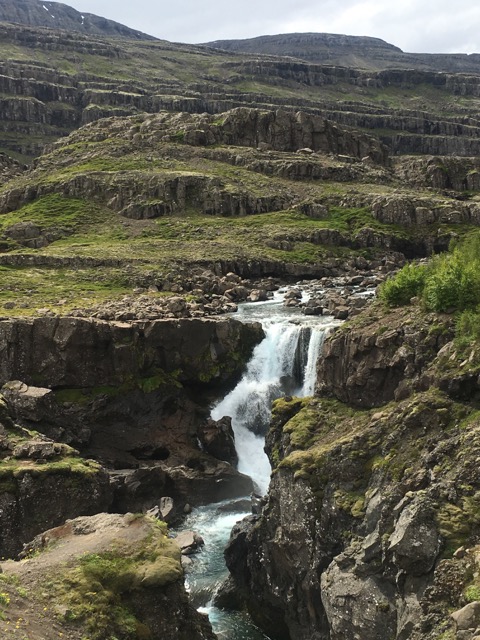 冰島環島自駕環島攻略Day4：東海岸Sveinsstekksfoss瀑布
