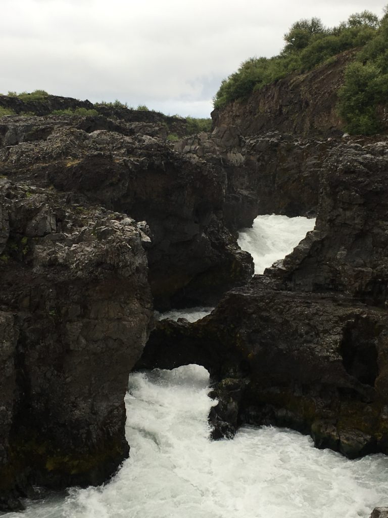 冰島環島自駕環島攻略西部Hraunfossar瀑布和Barnafossar瀑布